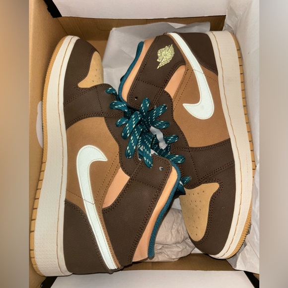 Jordan 1 Mid SE Cacao - Picture 2 of 5